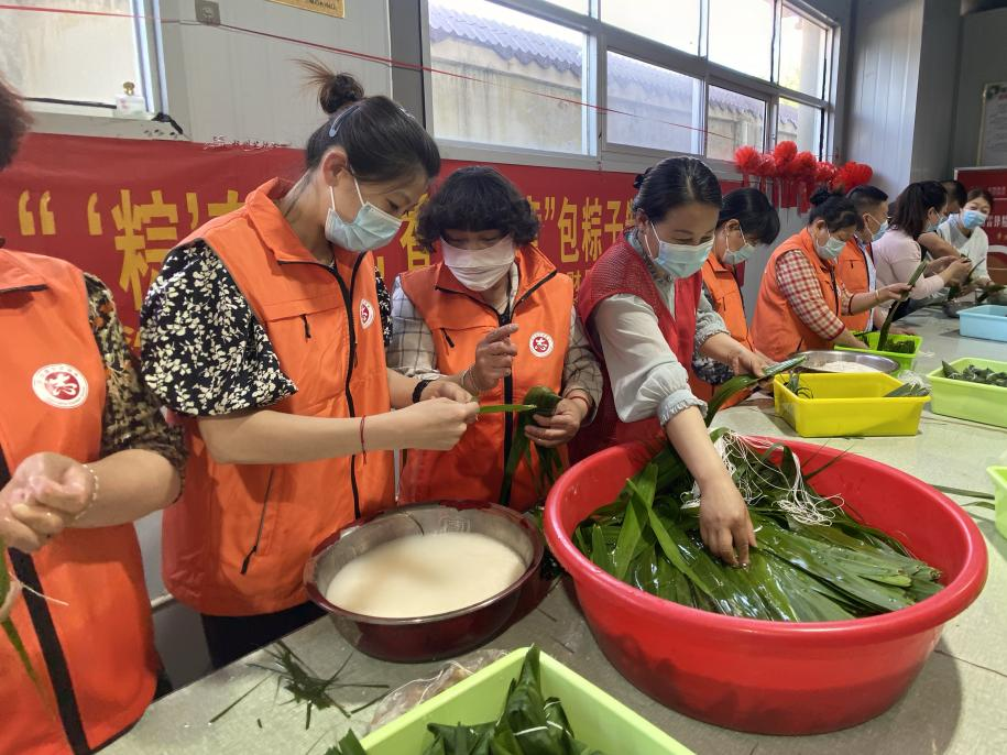 青口供電所黨支部聯(lián)合生產(chǎn)生活服務(wù)中心分會(huì)、黃沙坨社區(qū)，共同舉辦“悠悠艾草香 濃濃端午情”系列活動(dòng)。.png
